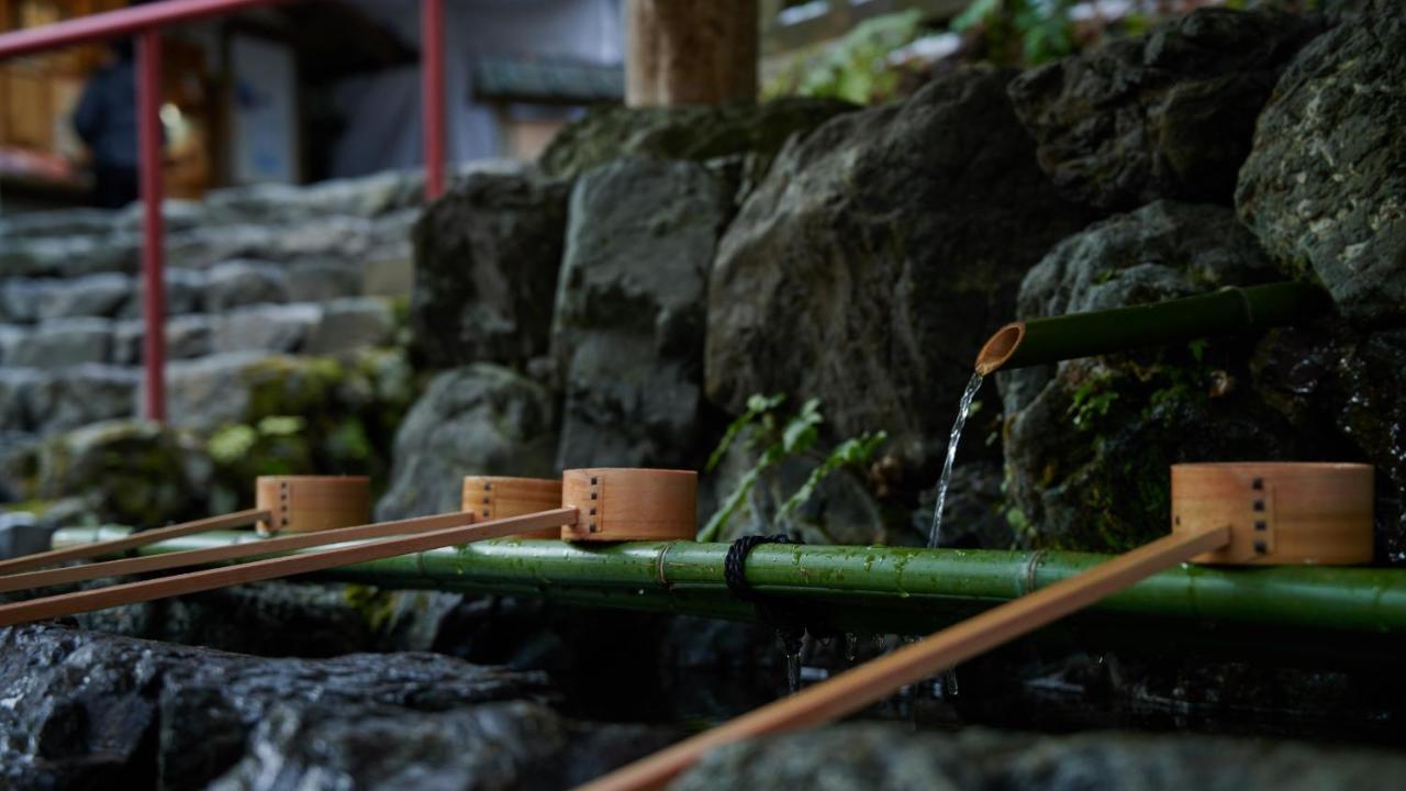 The Thousand Κιότο Εξωτερικό φωτογραφία A tsukubai at a shrine